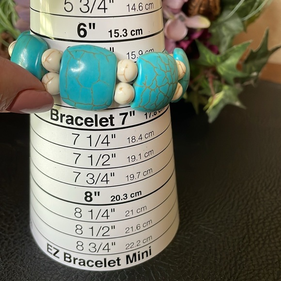 Turquoise and White Dyed Howlite Elastic Bracelet - Picture 5 of 6